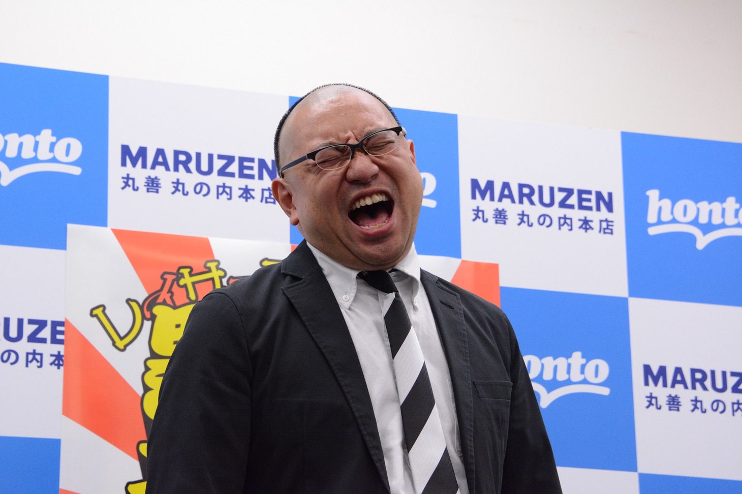 あるあるを熱唱するレイザーラモンRG。