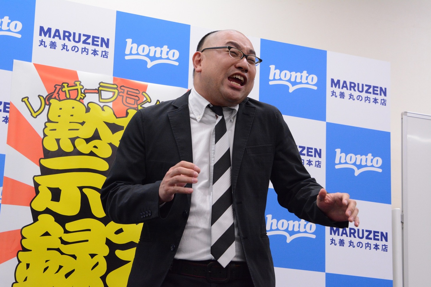 あるあるを熱唱するレイザーラモンRG。