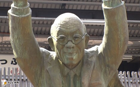 油屋熊八の銅像。