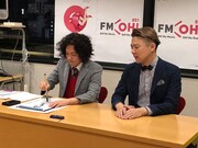 改名後の芸名をしたためる様子。