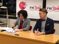 改名後の芸名をしたためる様子。