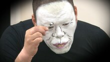 白塗りメイク中を隠し撮りされる野性爆弾くっきー。(c)テレビ朝日