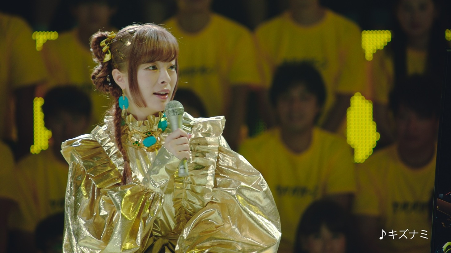 CM「【モンスト5周年】映画館でヤバババーン」編に出演するきゃりーぱみゅぱみゅ。