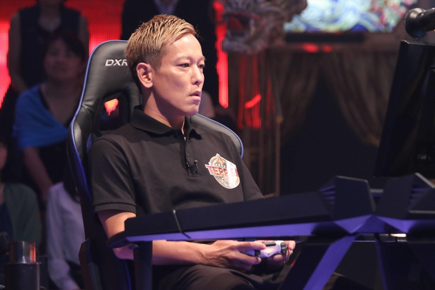 「TEPPEN」でeスポーツ対決に臨む、じゅんいちダビッドソン。(c)フジテレビ