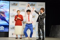 ギャグを披露する流れ星ちゅうえい（中央）。