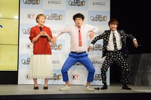 “肘祭り”を披露する流れ星と丸山桂里奈（左）。