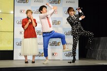 “肘祭り”を披露する流れ星と丸山桂里奈（左）。