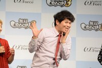 “天秤ちゃん”を披露する流れ星ちゅうえい。