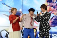 “天秤ちゃん”3人バージョンを披露する（左から）丸山桂里奈、流れ星。