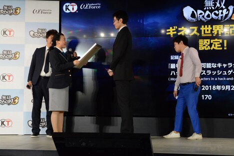 認定員にこっそり近付く流れ星ちゅうえい。