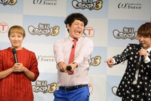 ギャグを披露する流れ星ちゅうえい（中央）。