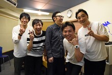 ゲストの斉藤（右）よりも身を乗り出してポースを決めるジャングルポケットおたけ（右から2人目）。