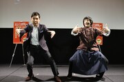 関根勤(左)にジャッキーちゃん(右)が「酔拳」の型をレクチャーするワンシーン。