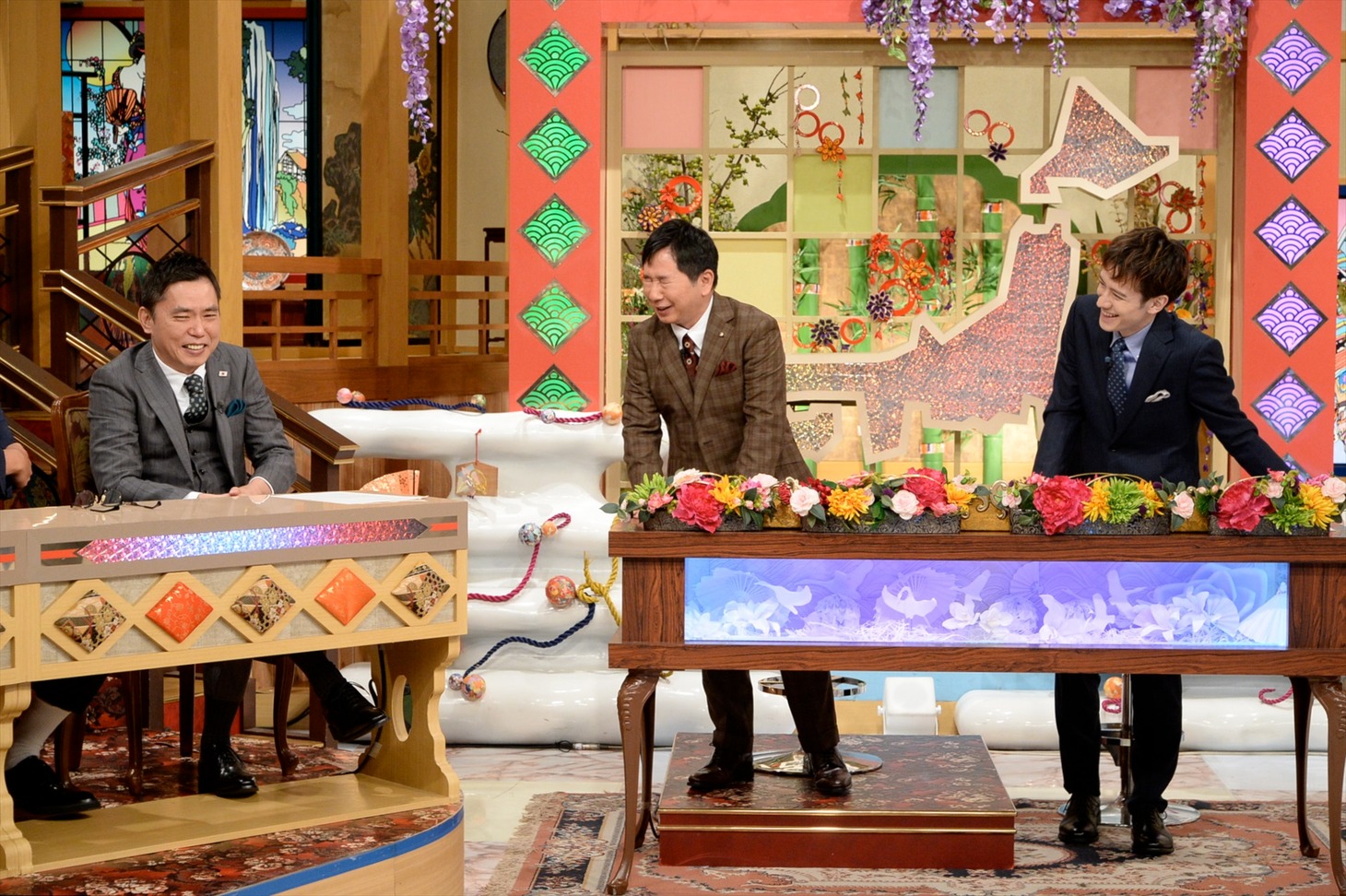 爆笑問題とウエンツ瑛士（右）。(c)テレビ朝日