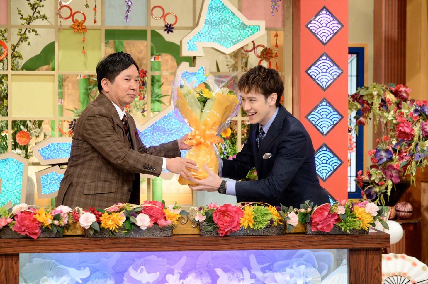 爆笑問題・田中がウエンツ瑛士に花束を手渡すワンシーン。(c)テレビ朝日