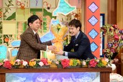 爆笑問題・田中がウエンツ瑛士に花束を手渡すワンシーン。(c)テレビ朝日