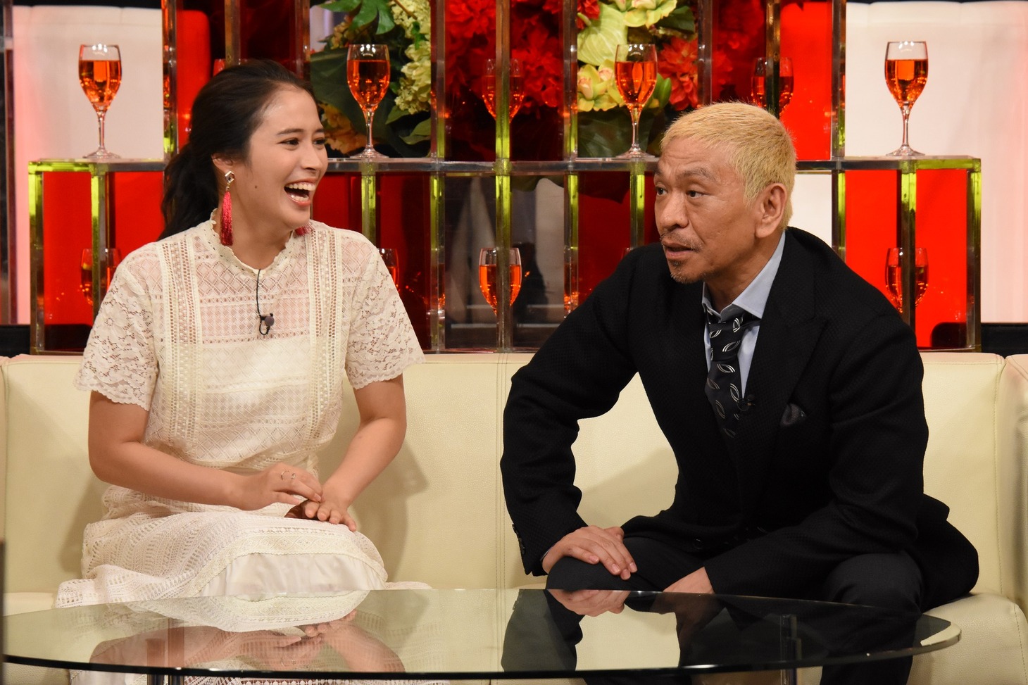 左から広瀬アリス、ダウンタウン松本。(c)日本テレビ