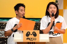 MCを務めた（左から）タケト、横澤夏子。