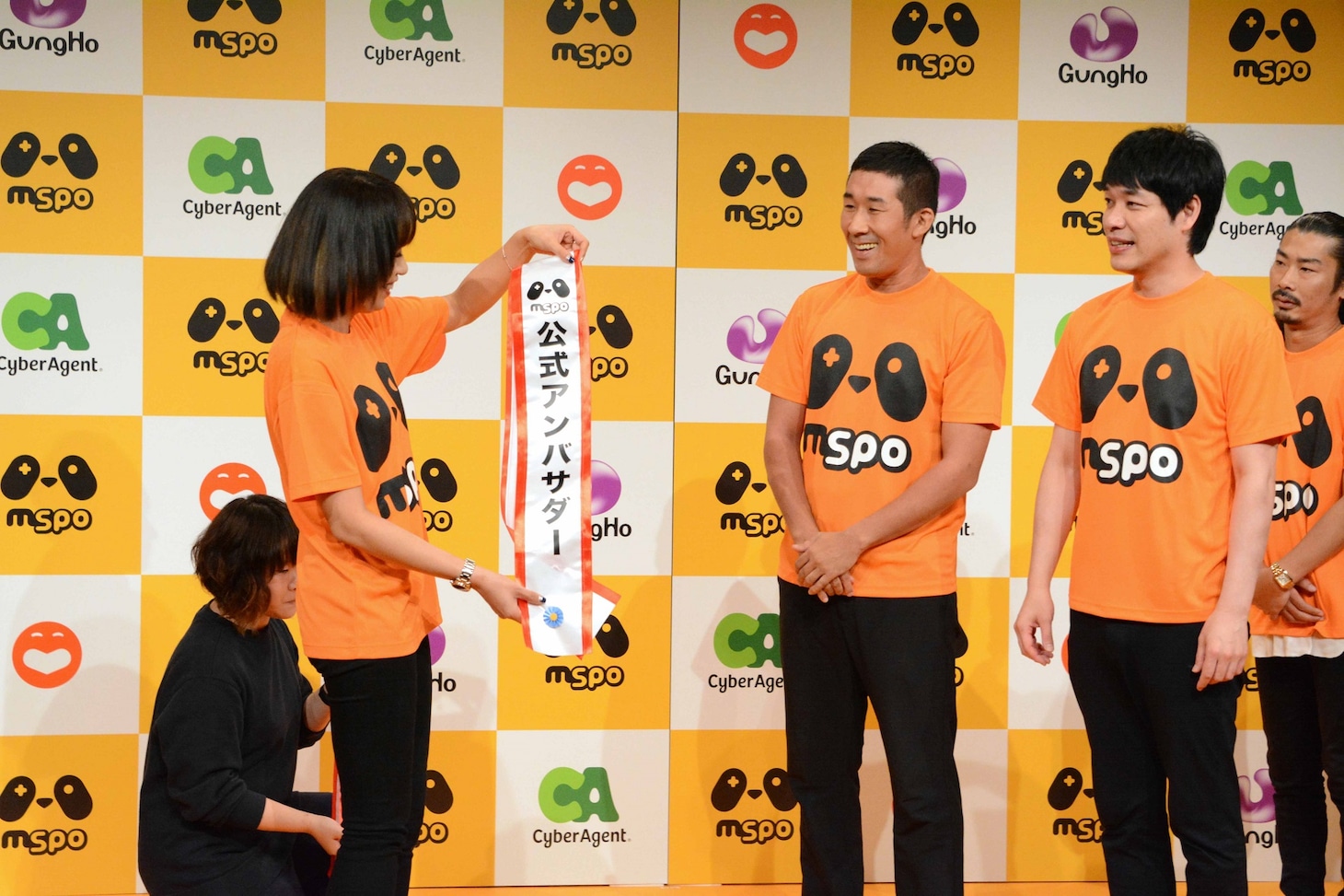 mspo株式会社代表取締役・寺田美絵氏（左）からアンバサダーに任命される麒麟。