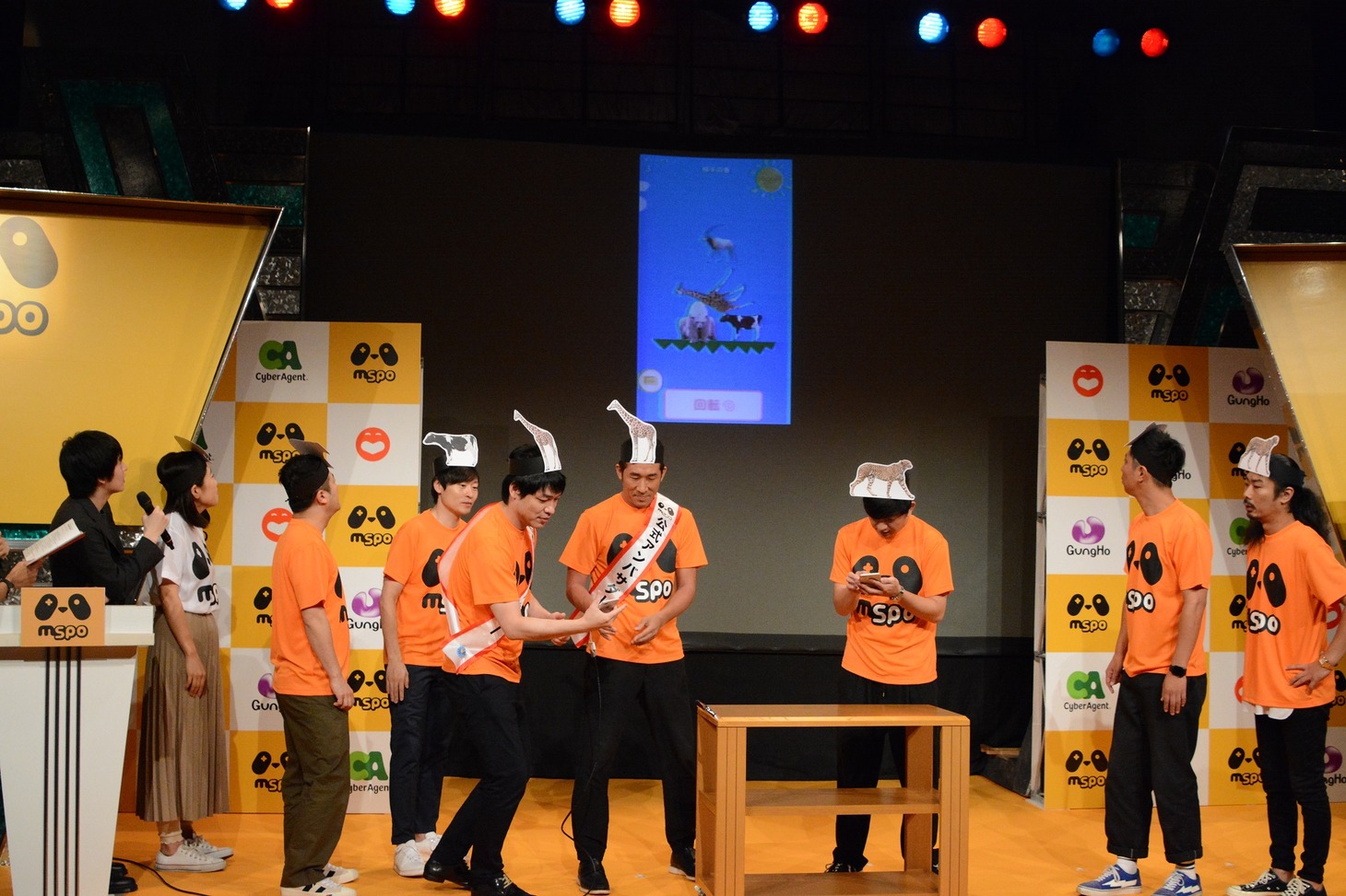 「どうぶつタワーバトル」で競う一同。