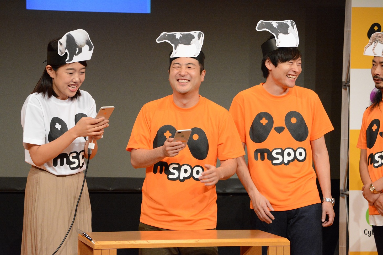 「どうぶつタワーバトル」で競う（左から）横澤夏子、和牛。