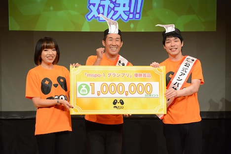 mspo株式会社代表取締役・寺田美絵氏（左）と、100万円分のポイントを獲得した麒麟。