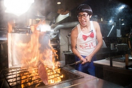 カツオのわら焼きに挑戦するひょっこりはん。