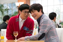 10月5日放送の「LIFE!」よりコント「引き出してください」で奥手な男性を演じる玉木宏（左）と内村光良（右）。