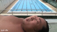 「ロバート秋山の市民プール万歳 SEASON2」のワンシーン。