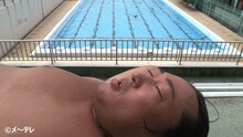 「ロバート秋山の市民プール万歳 SEASON2」のワンシーン。