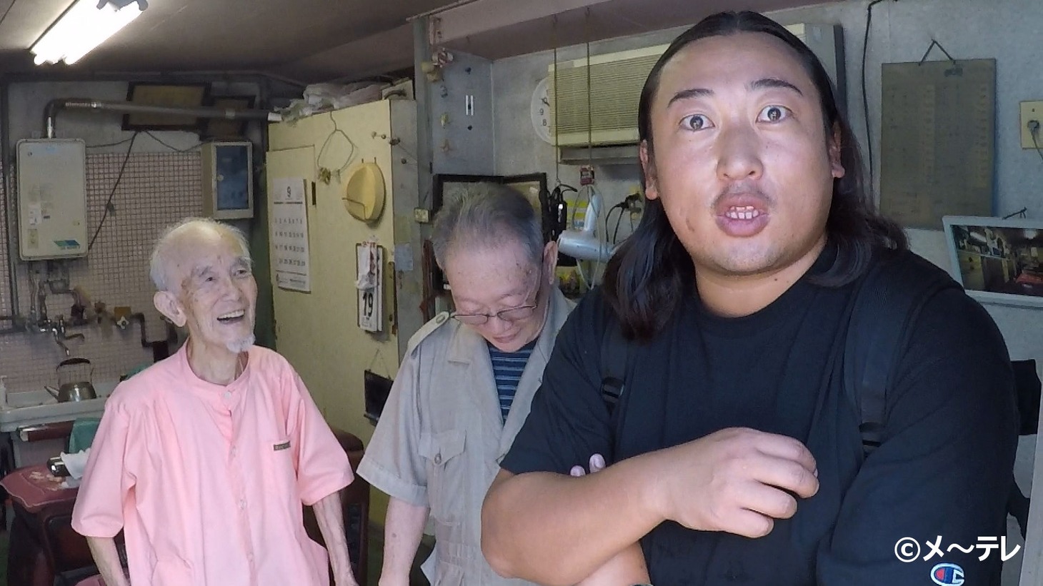 「ロバート秋山の市民プール万歳 SEASON2」のワンシーン。