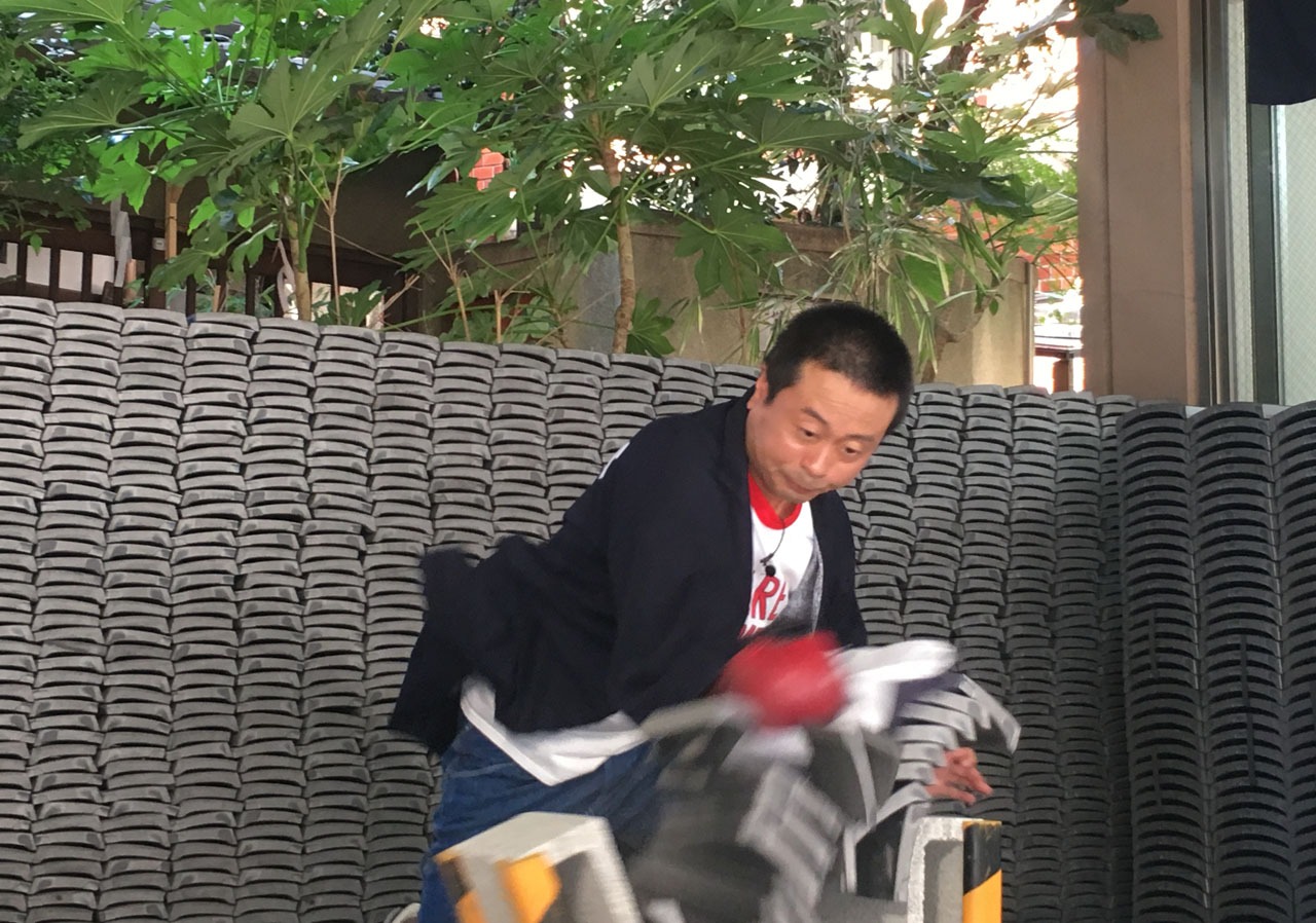 「うろおぼえ探偵社」のロケの様子。(c)広島ホームテレビ