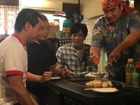 「うろおぼえ探偵社」のロケの様子。(c)広島ホームテレビ