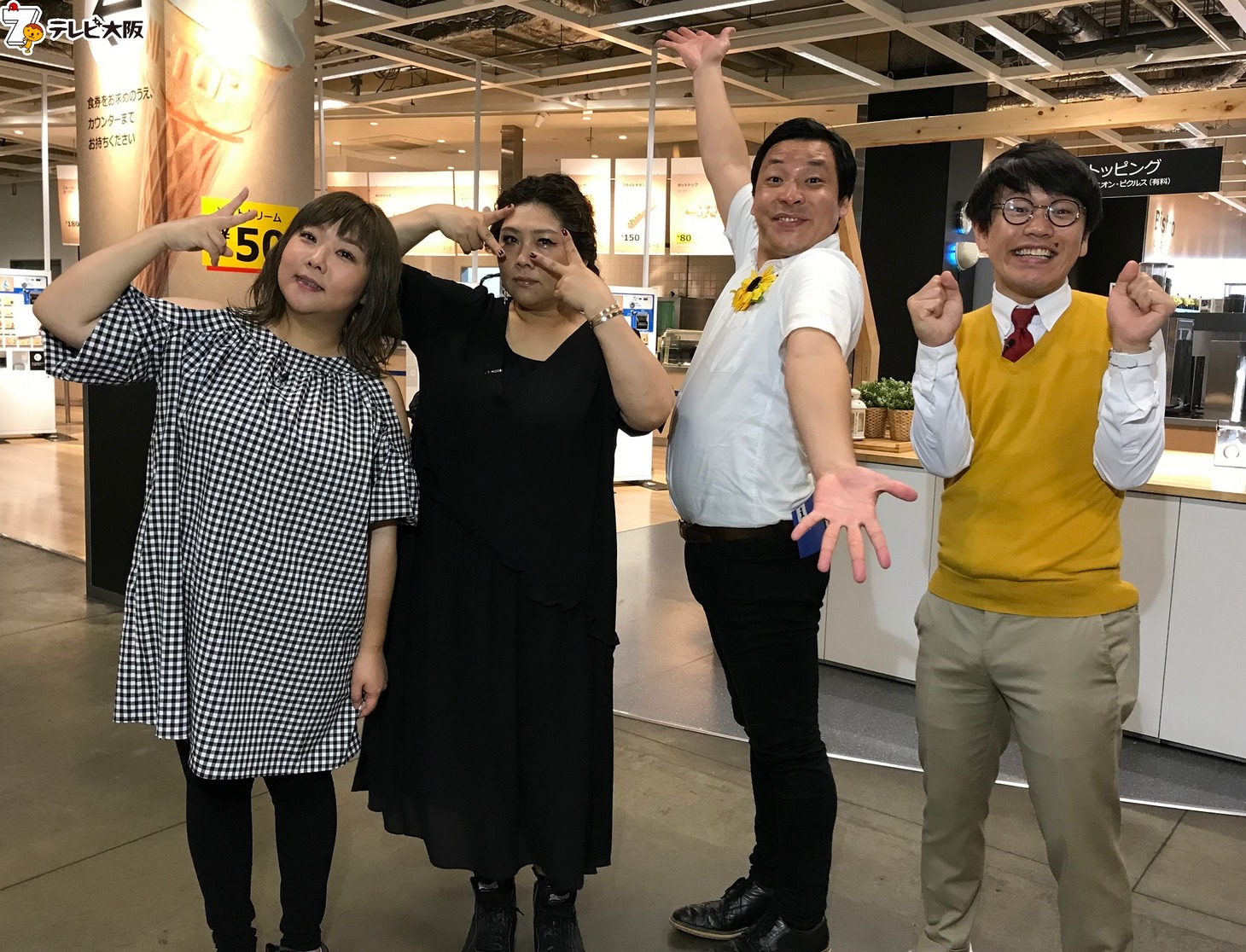 左から海原やすよ ともこ、インディアンス。
