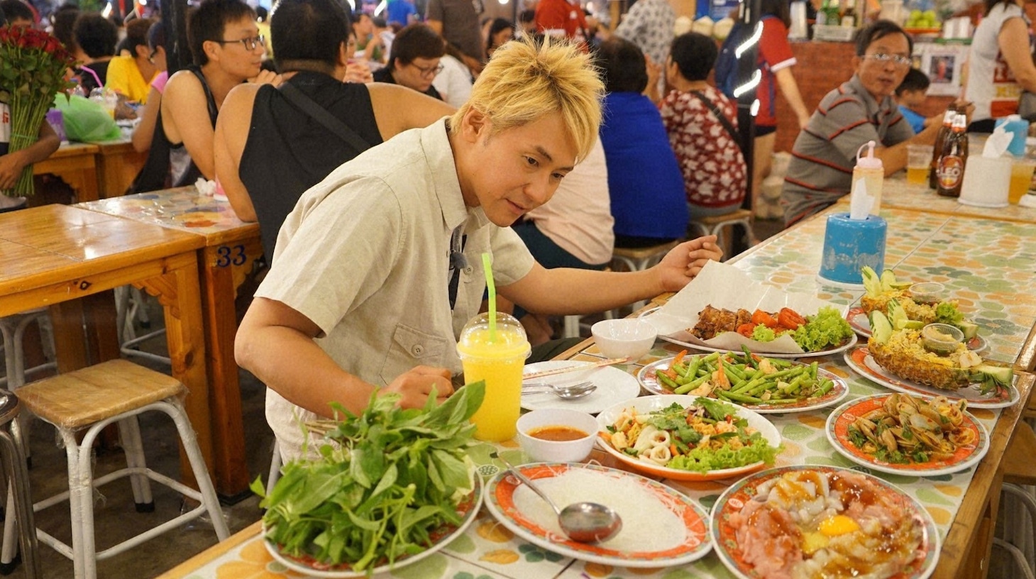 「迷宮グルメ 異郷の駅前食堂 2時間スペシャル」でタイのナイトマーケットを訪れるヒロシ。(c)BS朝日