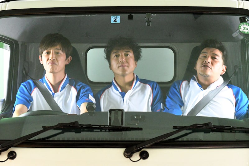 左から引っ越し業者に扮する杉野遥亮、ムロツヨシ、サンドウィッチマン富澤。(c)TBS