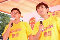 サプライズで登場するキャスト3人をステージにて待ち構えるアルコ＆ピース。