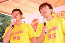 サプライズで登場するキャスト3人をステージにて待ち構えるアルコ＆ピース。