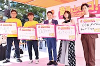 映画「音量を上げろタコ！なに歌ってんのか全然わかんねぇんだよ!!」の公開トークイベントに登壇した（左から）アルコ＆ピース、阿部サダヲ、吉岡里帆、千葉雄大。