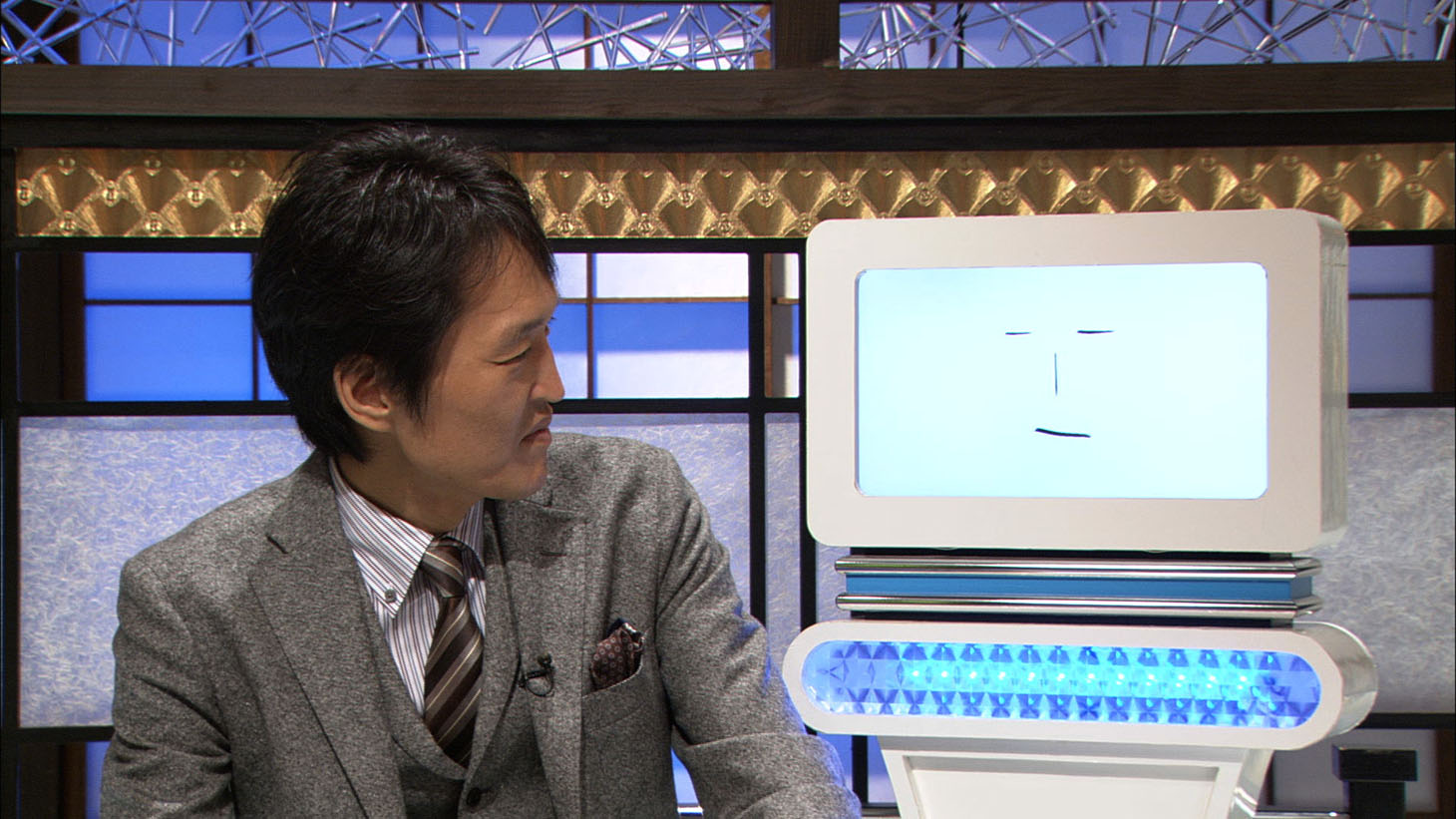 弟子の「千原エンジニア」と見つめ合う千原ジュニア。(c)NHK