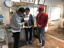 シソンヌとずん飯尾（中央）。