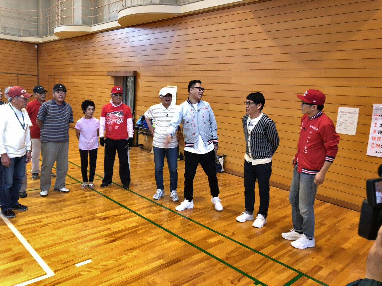 ずん飯尾が「ぶちぶちシソンヌ」登場、高齢者と謎の競技に挑戦