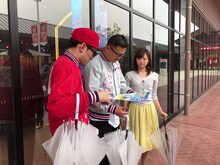 「ぽるフェス」のチラシを託されたシソンヌと大重麻衣アナウンサー（右）。