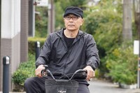 「ドロ刑」第1話より、高橋克実演じる伝説の空き巣。(c)日本テレビ