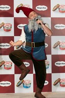 「白雪姫」の小人に扮するバイきんぐ西村。