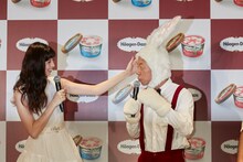 白ウサギに扮するバイきんぐ小峠（右）に触る中条あやみ（左）。