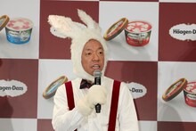 白ウサギに扮するバイきんぐ小峠。