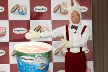 「アリスの紅茶～クッキーを添えて～」をプレゼンするバイきんぐ小峠。