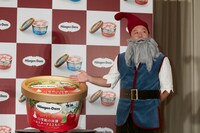 「白雪姫の林檎～カスタードとともに～」をプレゼンするバイきんぐ西村。