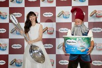 特大スプーンを持つ中条あやみ（左）と特大アイスを持つバイきんぐ西村（右）。